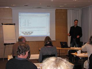 Maurits Bogelid håller utbildning för redaktörer från kommuner.